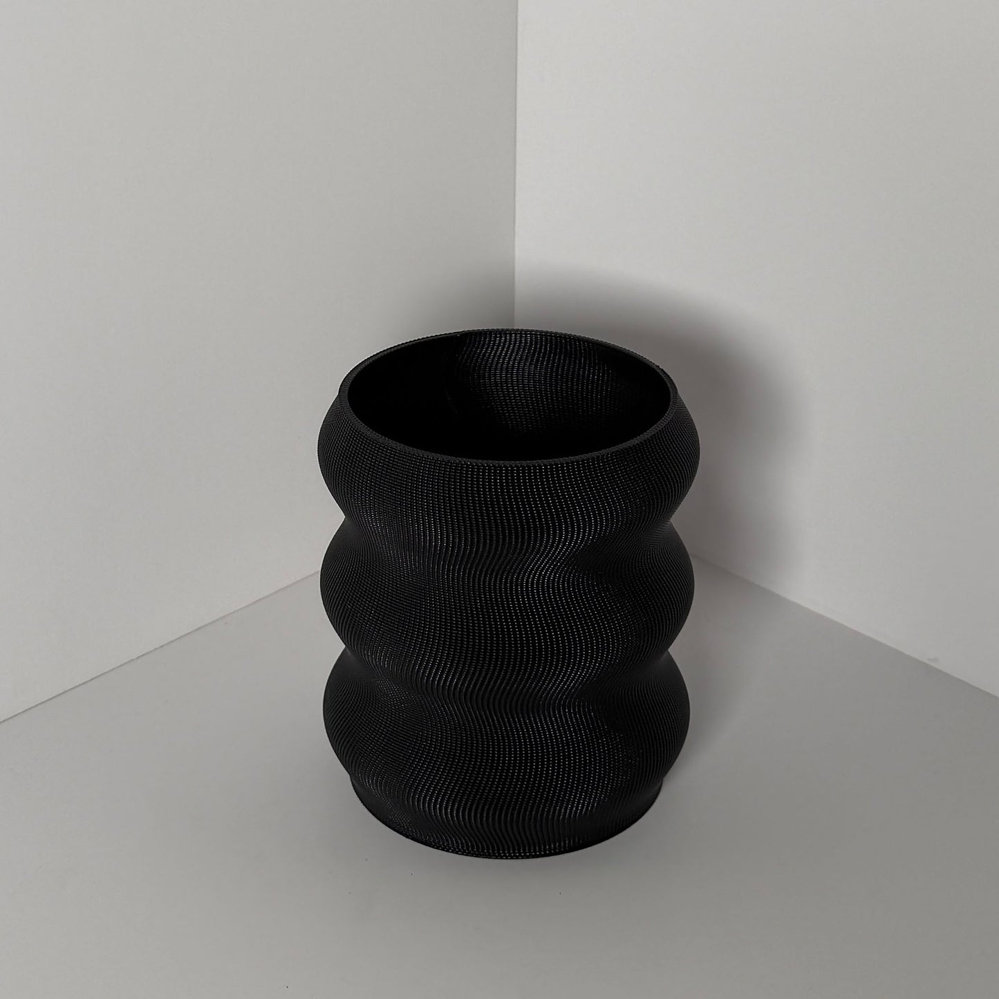 FLOW POT, SMALL - JET BLACK