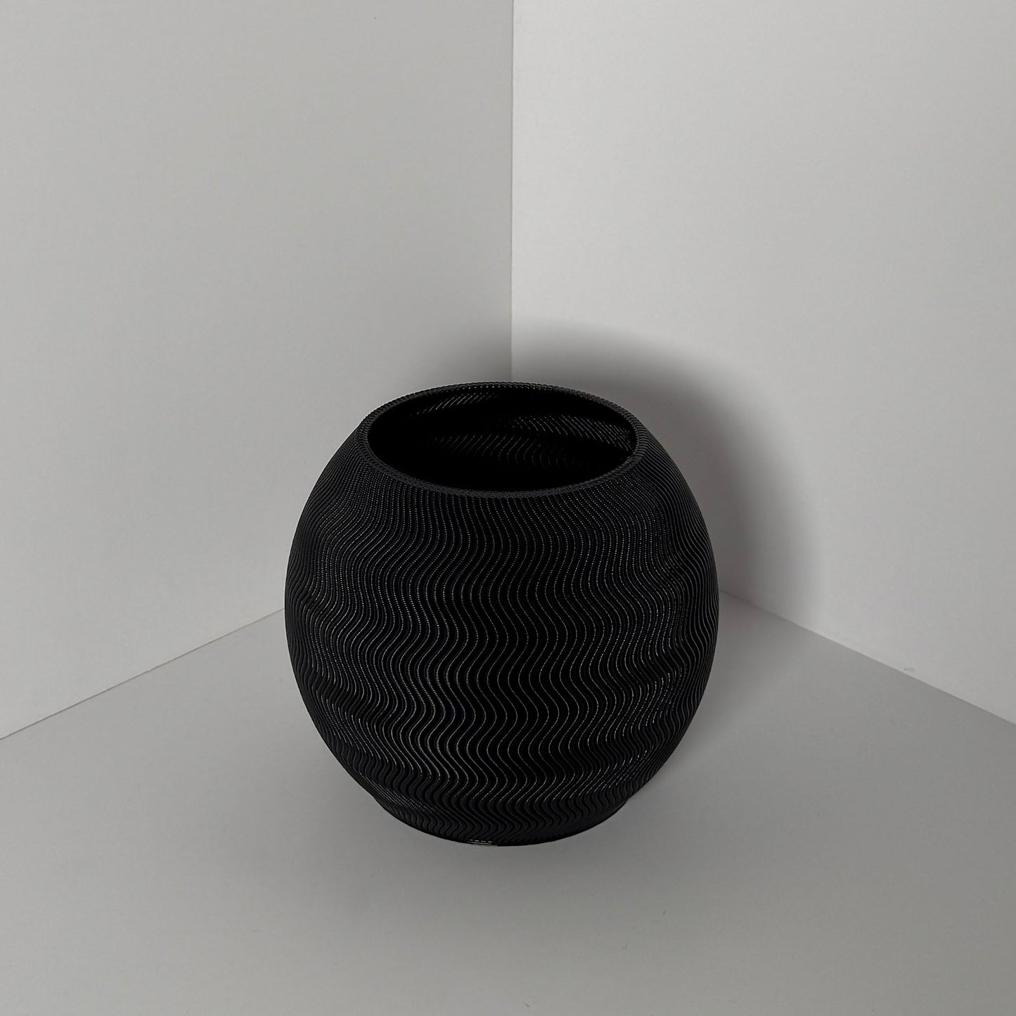 GLOBE PLANTER - JET BLACK